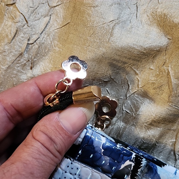 NWOT Floral and Animal.Print Wristlet - Picture 11 of 11